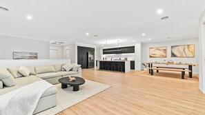 Fernseher, Kamin, Tischtennisplatte, Bücher