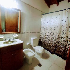 Douche, baignoire à jets, bidet, savon