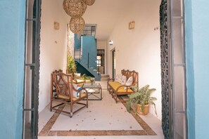 المنشأة من الداخل