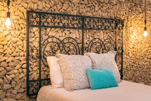 مكتب ومكواة/لوح كي وواي فاي وملاءات أسرّة