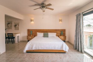 Escritorio, tabla de planchar con plancha, wifi y ropa de cama