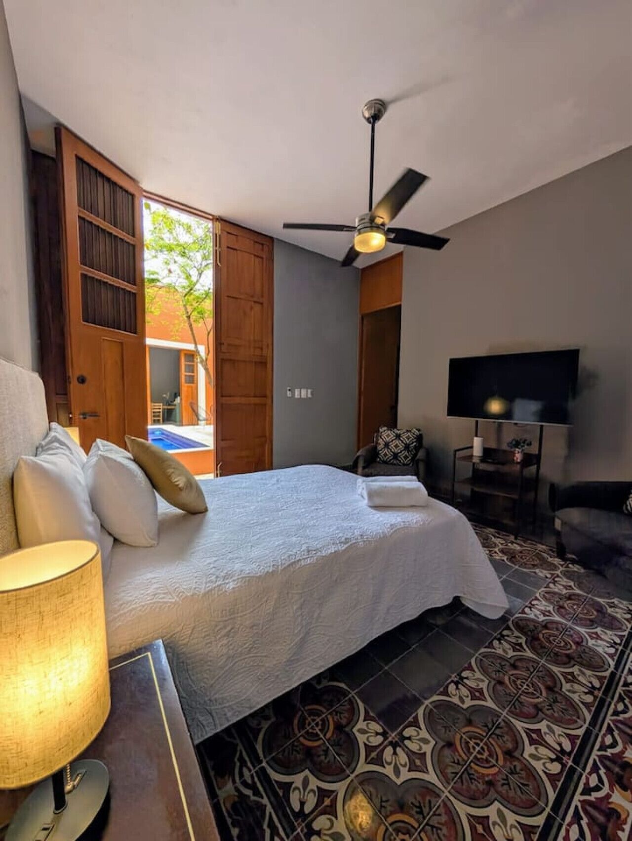 2 bedrooms, desk, iron/ironing board, WiFi