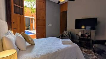 2 bedrooms, desk, iron/ironing board, WiFi