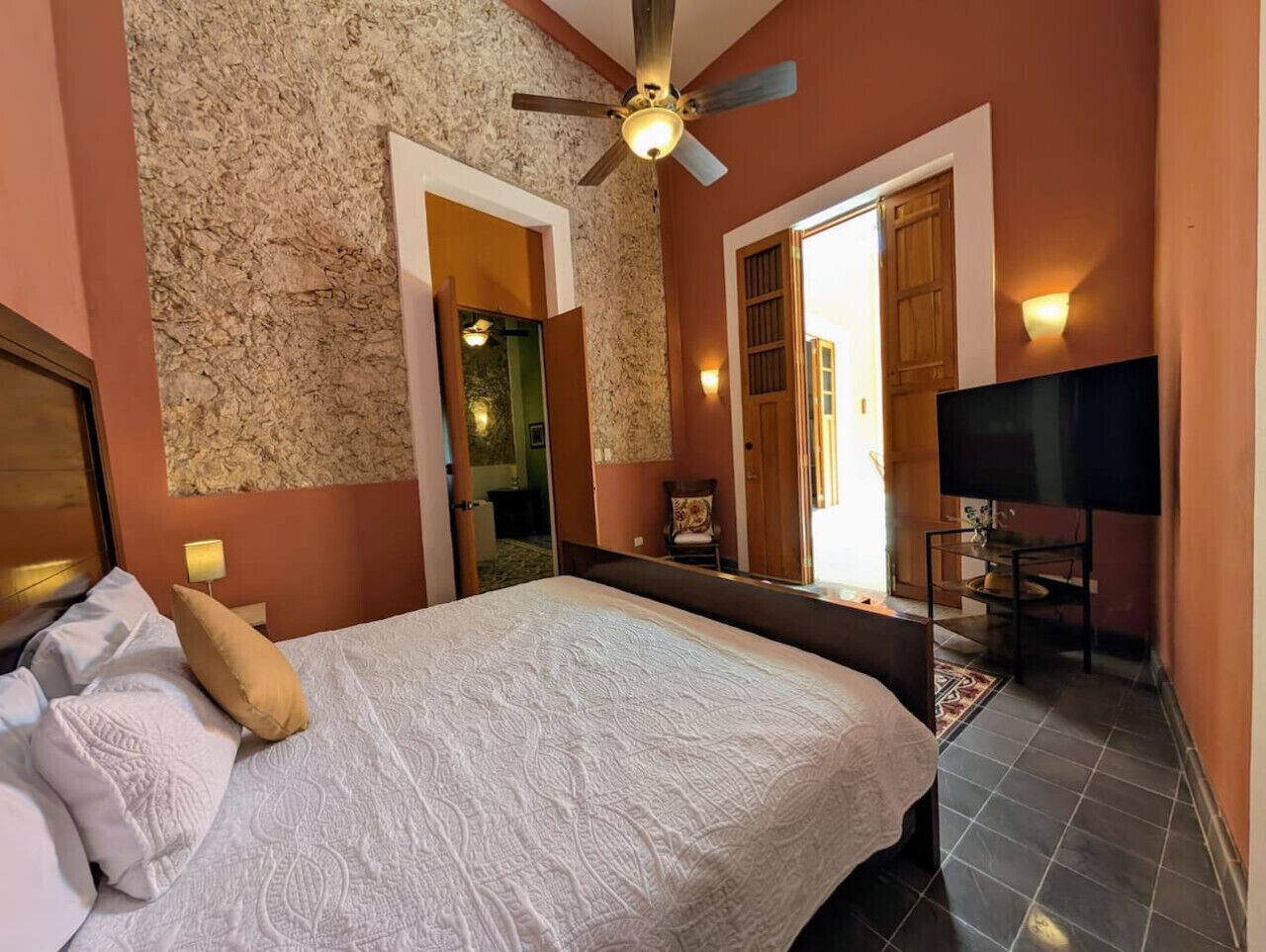 2 bedrooms, desk, iron/ironing board, WiFi