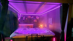 Indoor spa tub - Chez Corinne et Gilles SPA apartment on the Alsace wine route (Marlenheim)