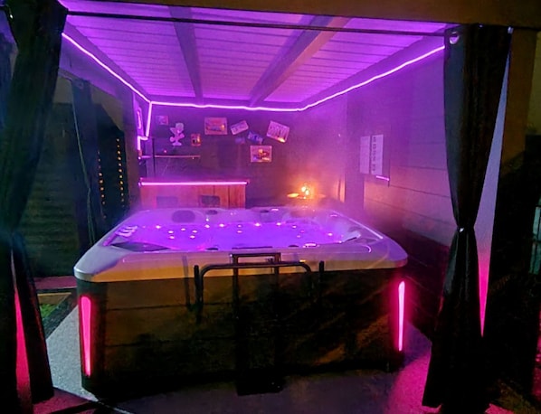 Indoor spa tub