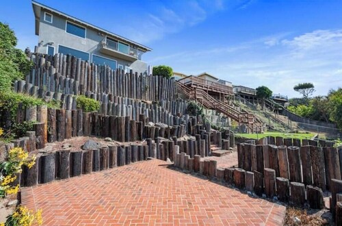 Spacious Retreat-Sweeping Views!