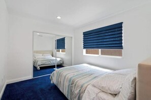 3 bedrooms, internet, bed sheets - Spacious Retreat-Sweeping Views! (Torrance)