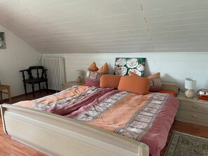 3 bedrooms, iron/ironing board, WiFi, bed sheets - Time out with a view for young and old in the middle of the Lippe hills (Extertal)