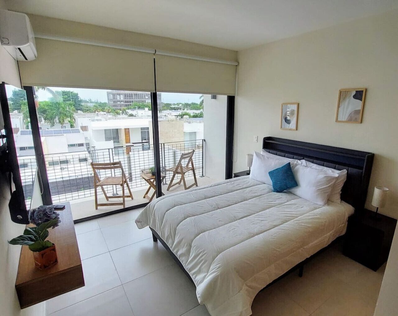 Desk, iron/ironing board, WiFi, bed sheets