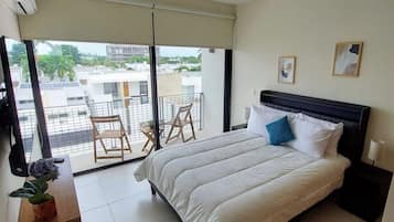 Een bureau, een strijkplank/strijkijzer, wifi, beddengoed