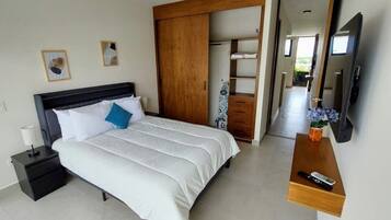 Desk, iron/ironing board, WiFi, bed sheets