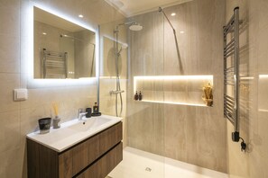 Dusche, Haartrockner, Seife, Shampoo