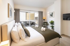 Zimmersafe, Schreibtisch, Bügeleisen/Bügelbrett