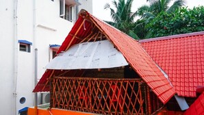 A building with a red tiled roof and a balcony with a metal railing. - Serenity Bay Home Stay Pondicherry (Pondicherry)