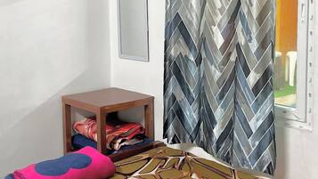 Tallelokero huoneessa, silitysrauta/-lauta, ilmainen Wi-Fi