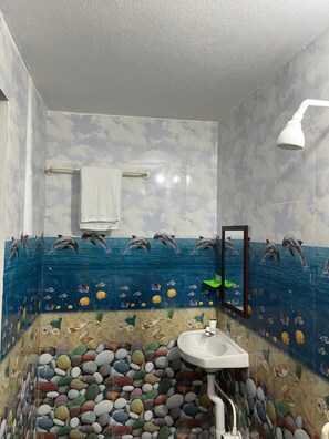 Shower, towels, soap, toilet paper - Serenity Bay Home Stay Pondicherry (Pondicherry)