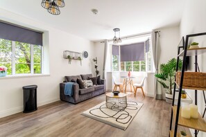 TV - Blissful Bluejay Escape- 1 Bed Apartment with Free WiFi in the Heart of the City (Brighton)