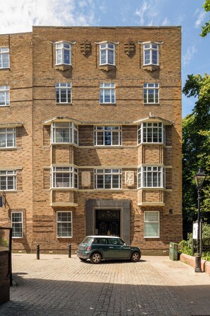 Exterior - Blissful Bluejay Escape- 1 Bed Apartment with Free WiFi in the Heart of the City (Brighton)