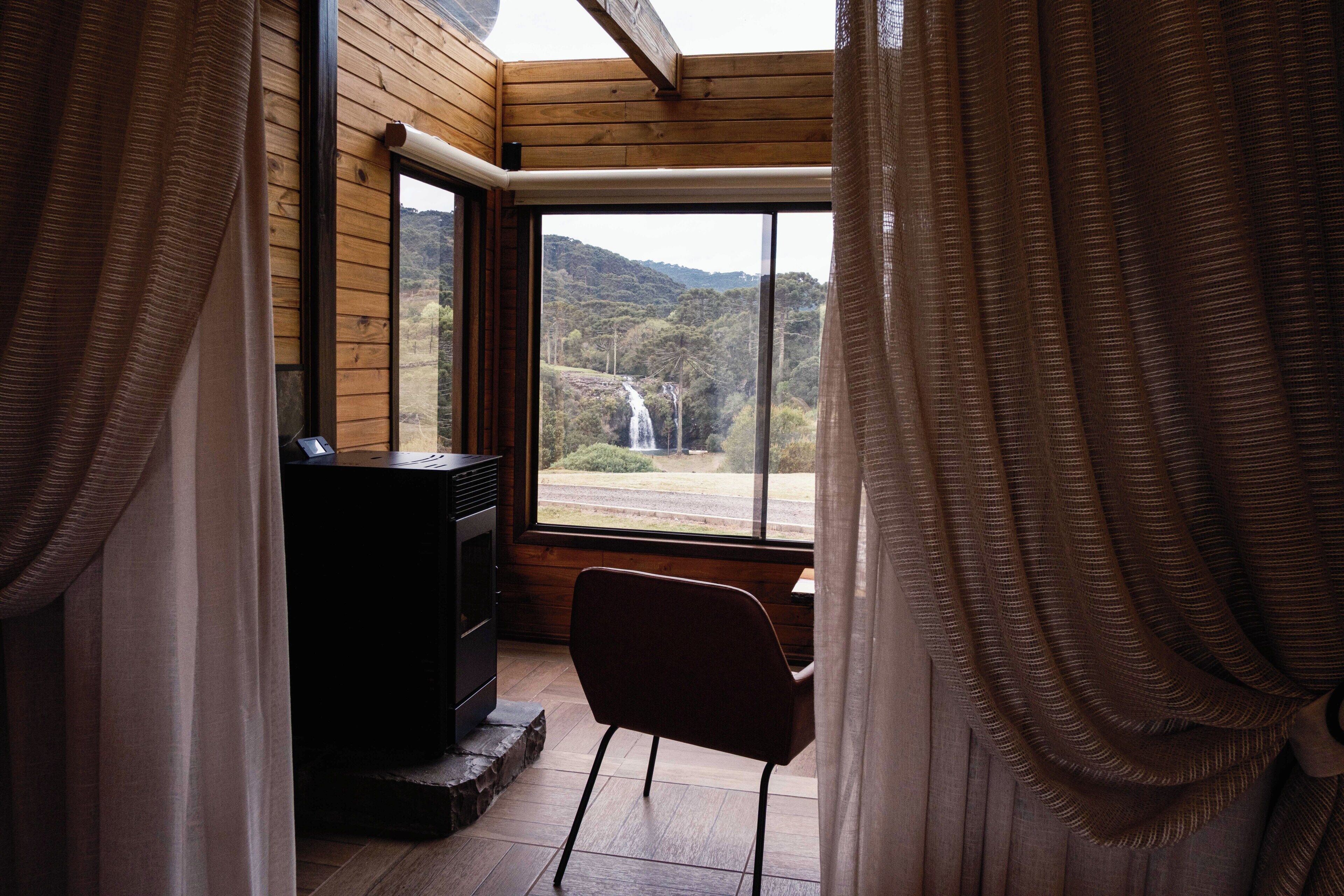 Quarto casal luxo, varanda coberta, vista para o rio | Comodidades do banheiro | Roupões de banho, chinelos