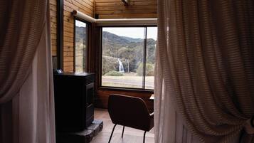 Quarto casal luxo, varanda coberta, vista para o rio | Comodidades do banheiro | Roupões de banho, chinelos