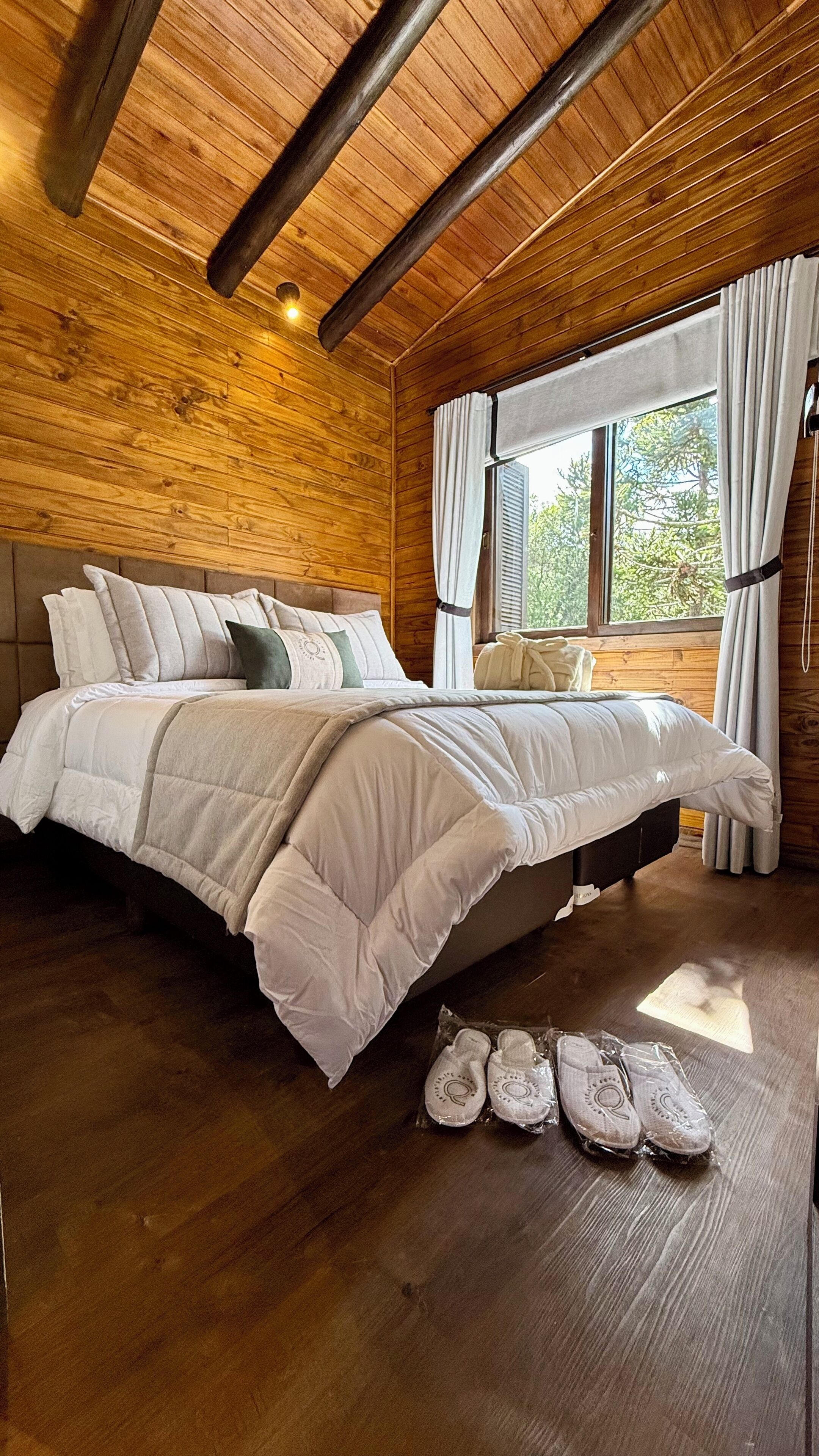 Habitación doble, lanai, vista al jardín | Cortinas blackout, tabla de planchar con plancha y wifi gratis 