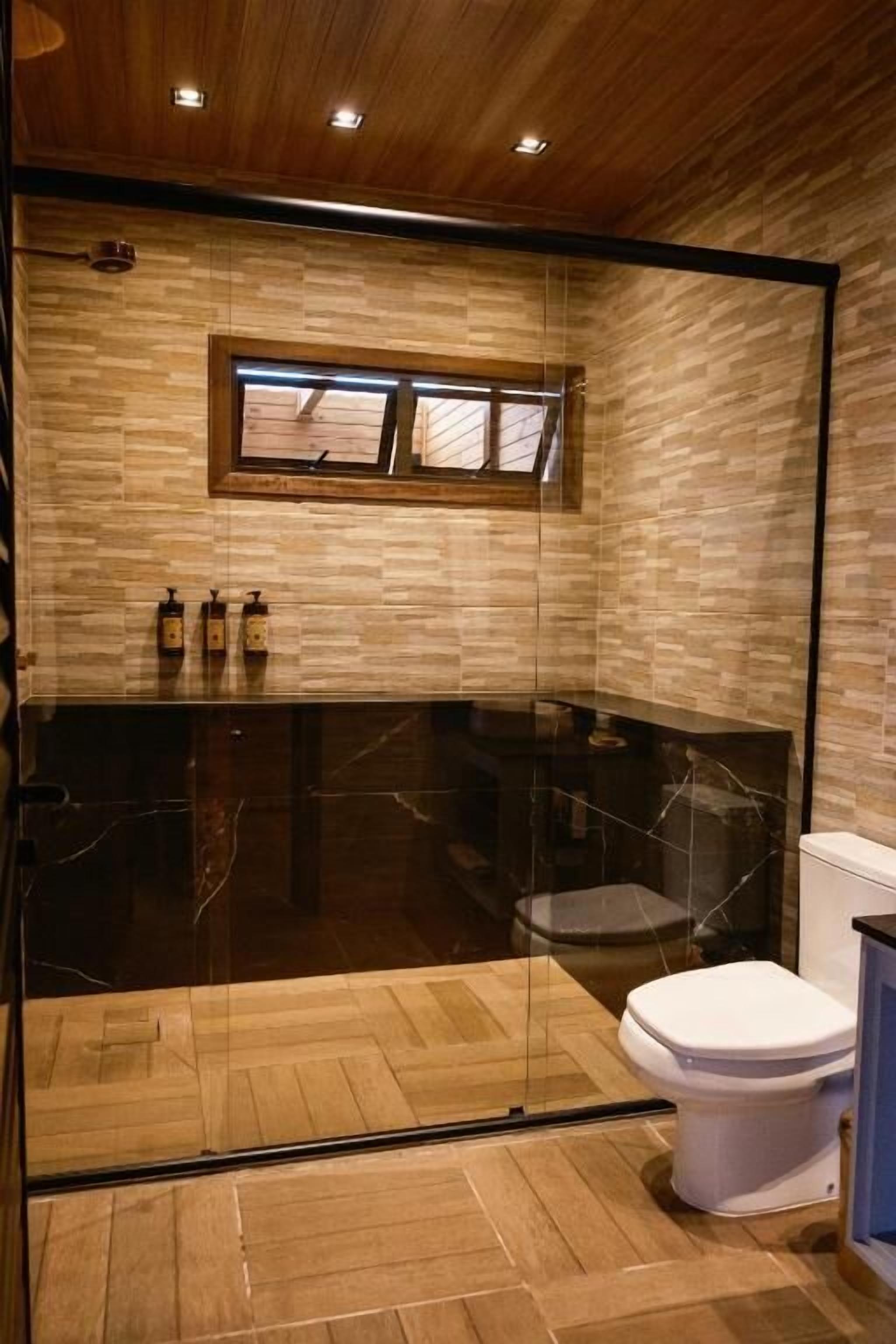 Habitación doble Deluxe, lanai, vista al río | Baño | Pantuflas 