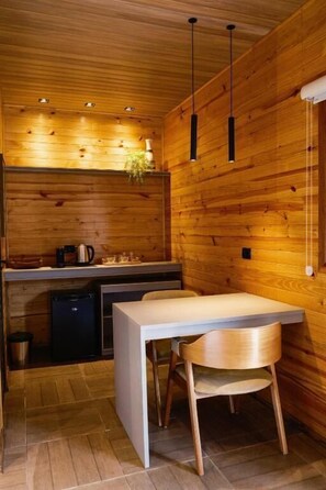 Habitación doble Deluxe, lanai, vista al río | Restaurantes