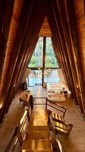 A wooden interior with a staircase leading to a balcony. - Vistas de Mantiqueira (Bom Jardim da Serra)