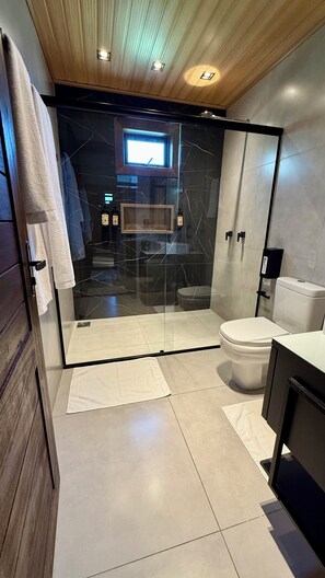 Habitación doble, lanai, vista al jardín | Baño | Pantuflas 