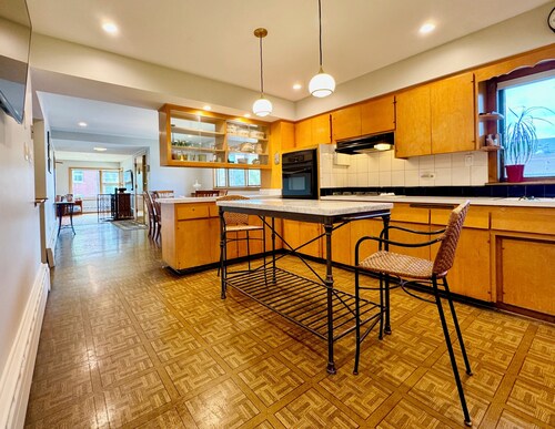 Spacious Single Family House with Parking