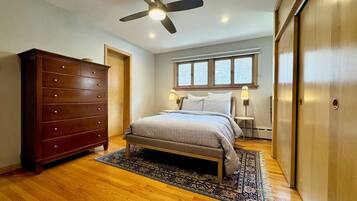 4 bedrooms, iron/ironing board, WiFi, bed sheets