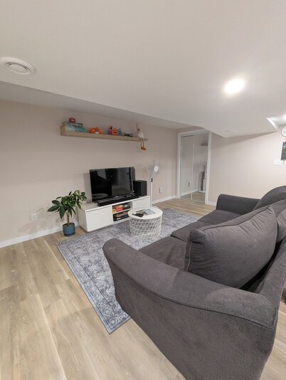 Cozy & Spacious Family Friendly Basement Unit with Private Room and Bathroom
