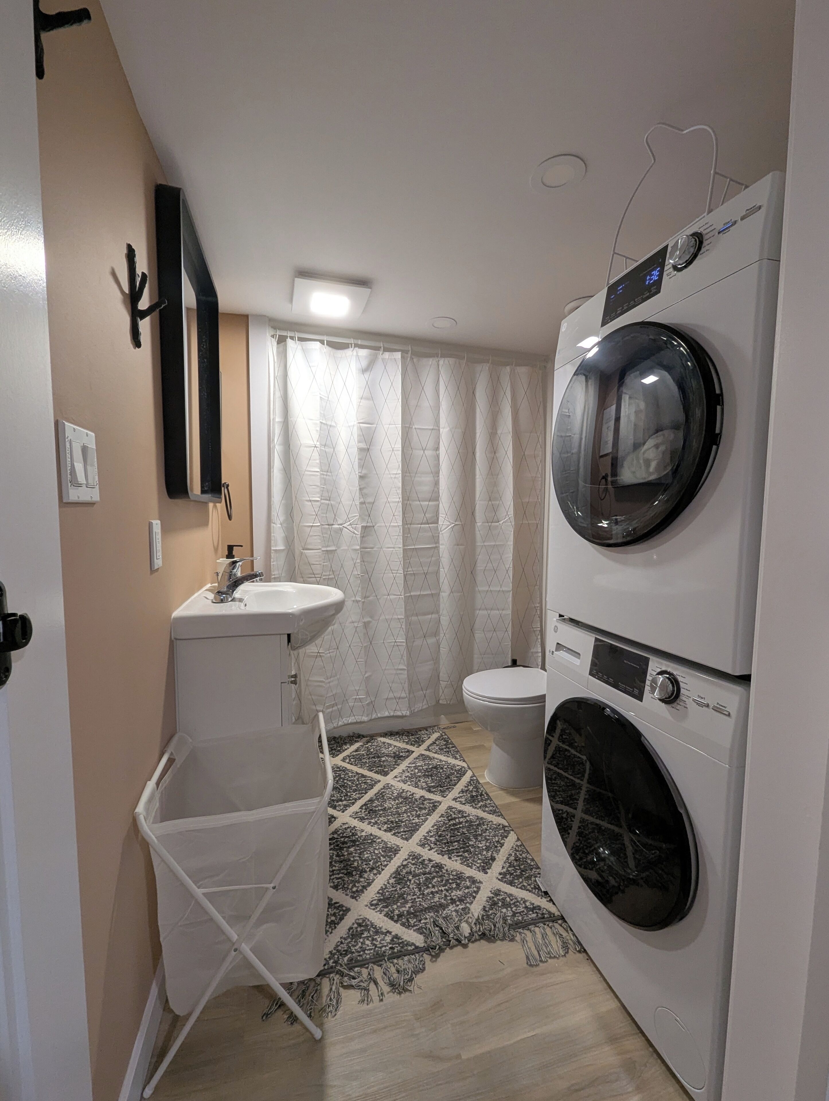 Een haardroger, handdoeken, zeep, shampoo