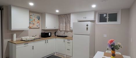 Kjøleskap, mikrobølgeovn, vannkoker og kjøkkenutstyr