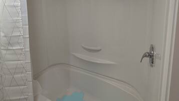 Secador de pelo, toallas, jabón, papel higiénico