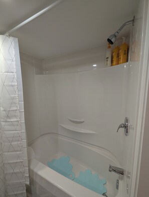 Secador de pelo, toallas, jabón y papel higiénico