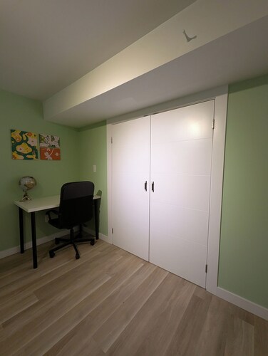 Cozy & Spacious Family Friendly Basement Unit with Private Room and Bathroom