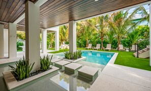 Een buitenzwembad, een verwarmd zwembad