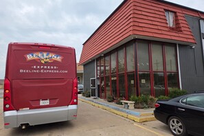 Property grounds - Blue Way Inn By Jasper Hutchinson - Comfort 1 King Bed Non Smoking (Hutchinson)