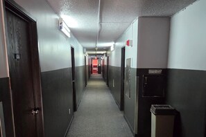 Interior - Blue Way Inn By Jasper Hutchinson - Comfort 1 King Bed Non Smoking (Hutchinson)