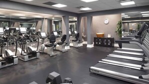 Ett gym med löpband, crosstrainers och styrketräningsutrustning.