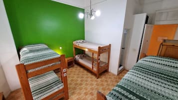 Dormitorio compartido económico, varias camas, aire acondicionado | Wifi gratis y acceso para silla de ruedas