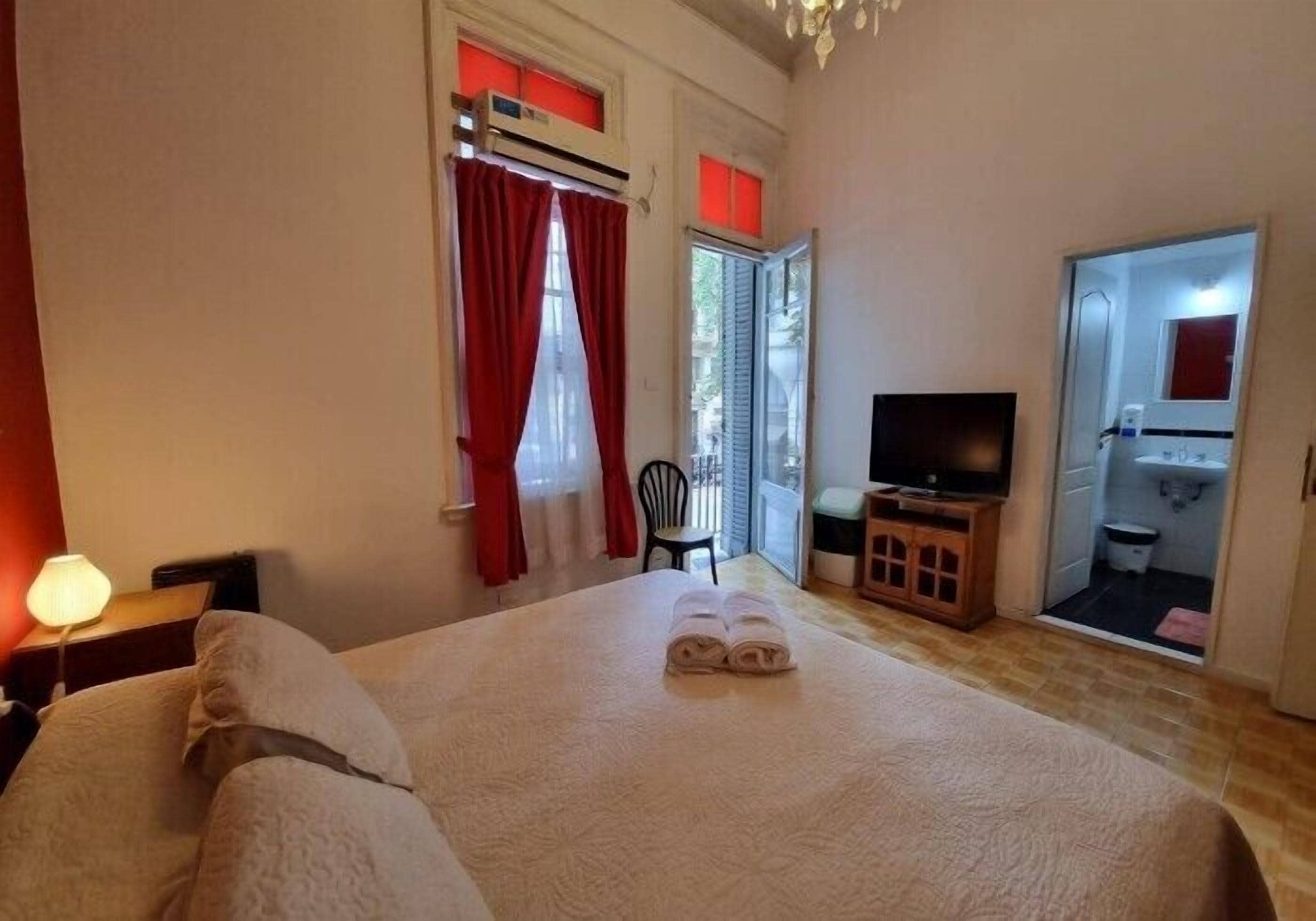 Quarto casal superior, sacada, vista para a cidade | Wi-Fi de cortesia, acesso para cadeiras de rodas