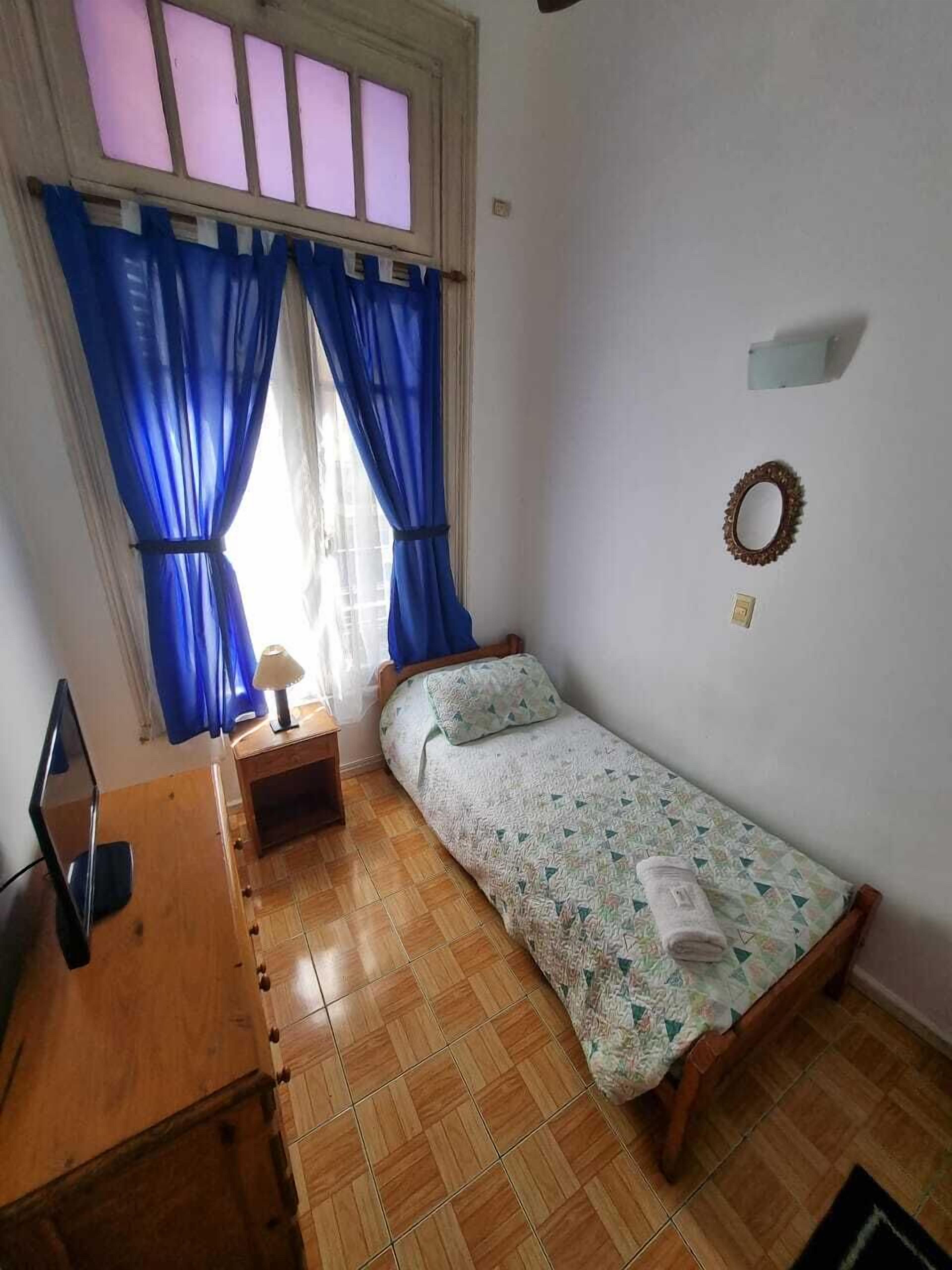 Quarto solteiro econômico | Wi-Fi de cortesia, acesso para cadeiras de rodas