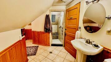 Douche, séchoir à cheveux, bidet, serviettes fournies