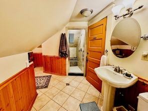 Douche, sèche-cheveux, bidet, serviettes fournies