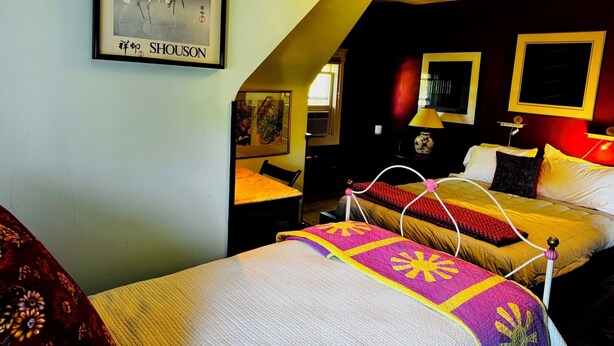 1 bedroom, iron/ironing board, WiFi, bed sheets - The Burnt Toast Inn- Attic Suite (Ann Arbor)