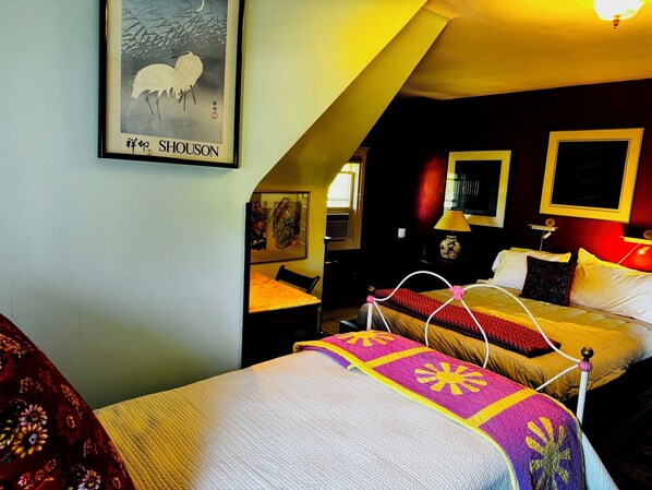 1 bedroom, iron/ironing board, WiFi, bed sheets - The Burnt Toast Inn- Attic Suite (Ann Arbor)