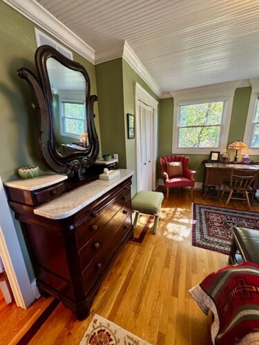 The Burnt Toast Inn- Master Suite